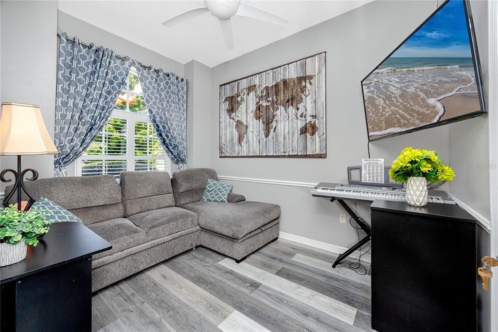 Под контрактом: $449,500 (4 спален, 2 ванн, 2040 Квадратных фут)