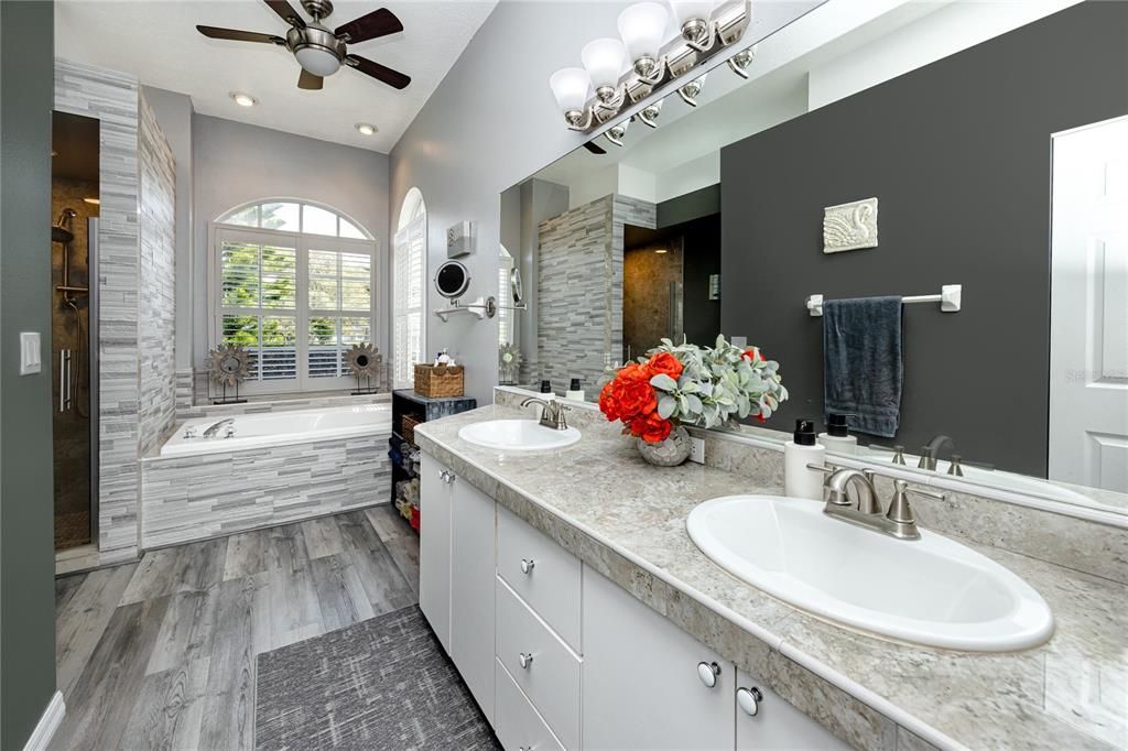 Под контрактом: $449,500 (4 спален, 2 ванн, 2040 Квадратных фут)