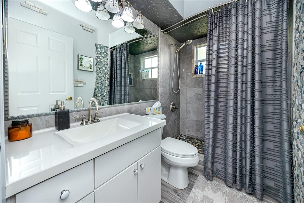 Под контрактом: $449,500 (4 спален, 2 ванн, 2040 Квадратных фут)