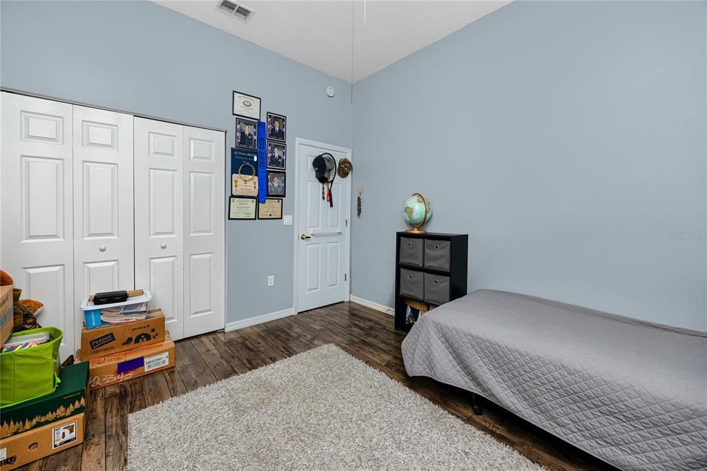 Под контрактом: $449,500 (4 спален, 2 ванн, 2040 Квадратных фут)