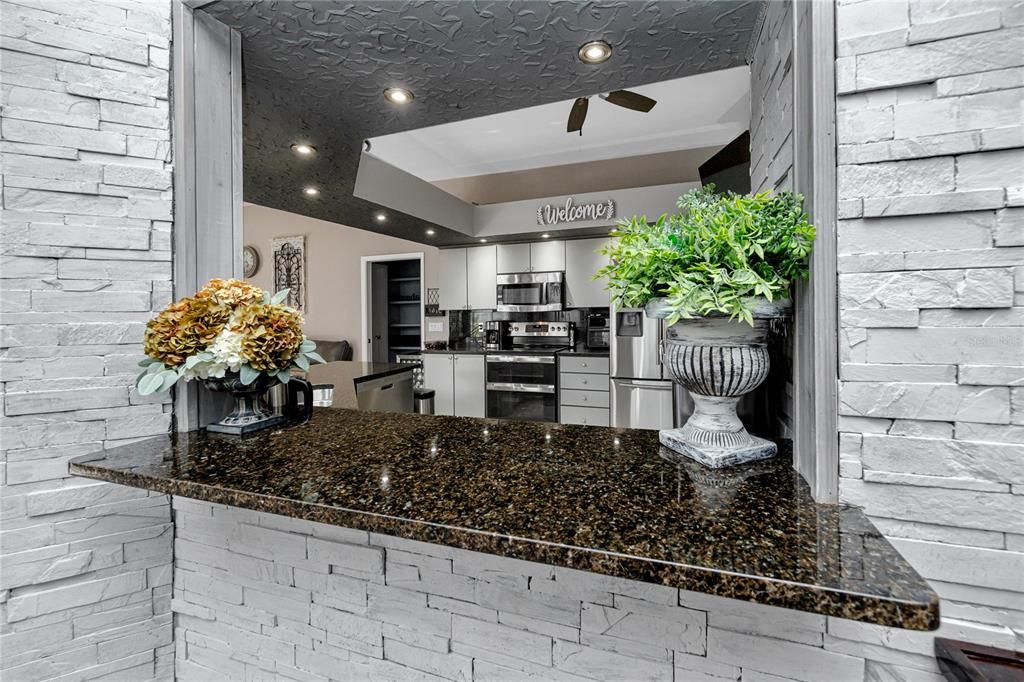 Под контрактом: $449,500 (4 спален, 2 ванн, 2040 Квадратных фут)