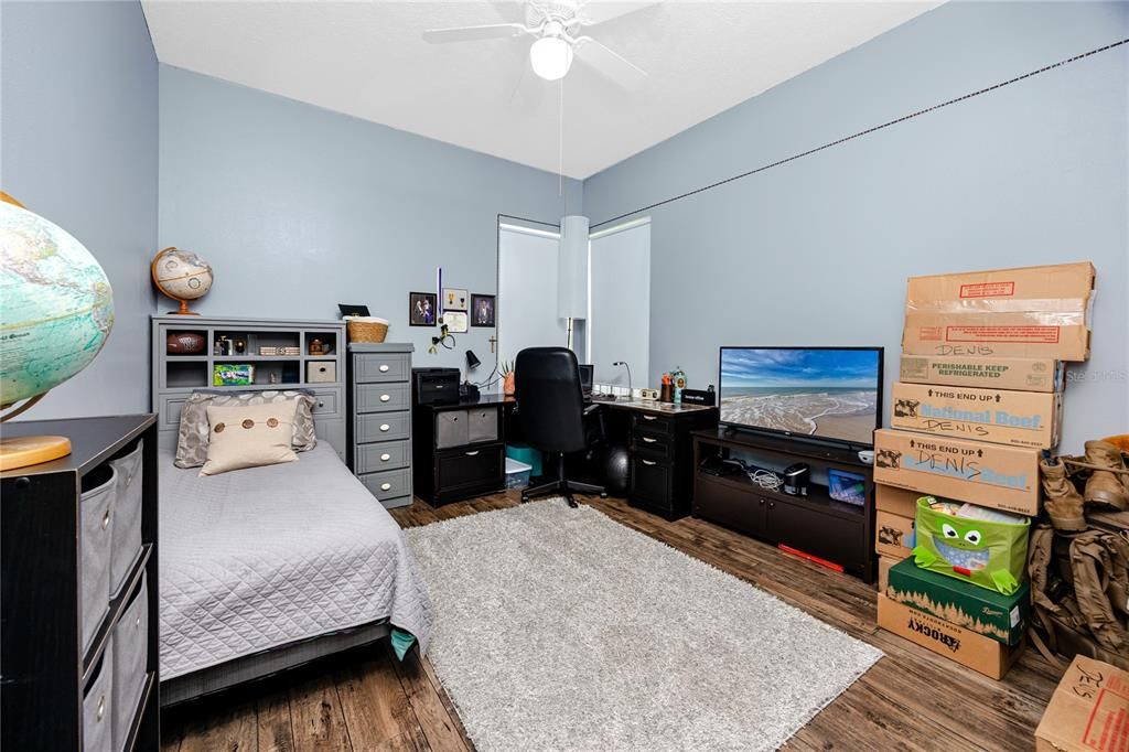 Под контрактом: $449,500 (4 спален, 2 ванн, 2040 Квадратных фут)