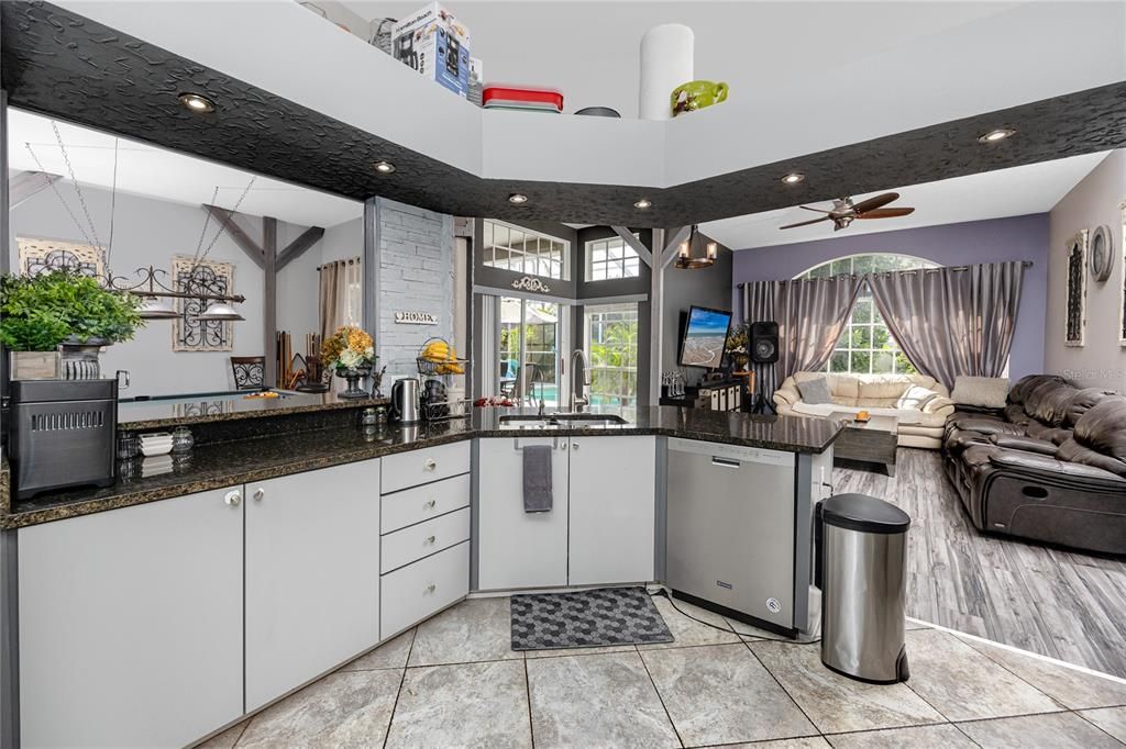 Под контрактом: $449,500 (4 спален, 2 ванн, 2040 Квадратных фут)