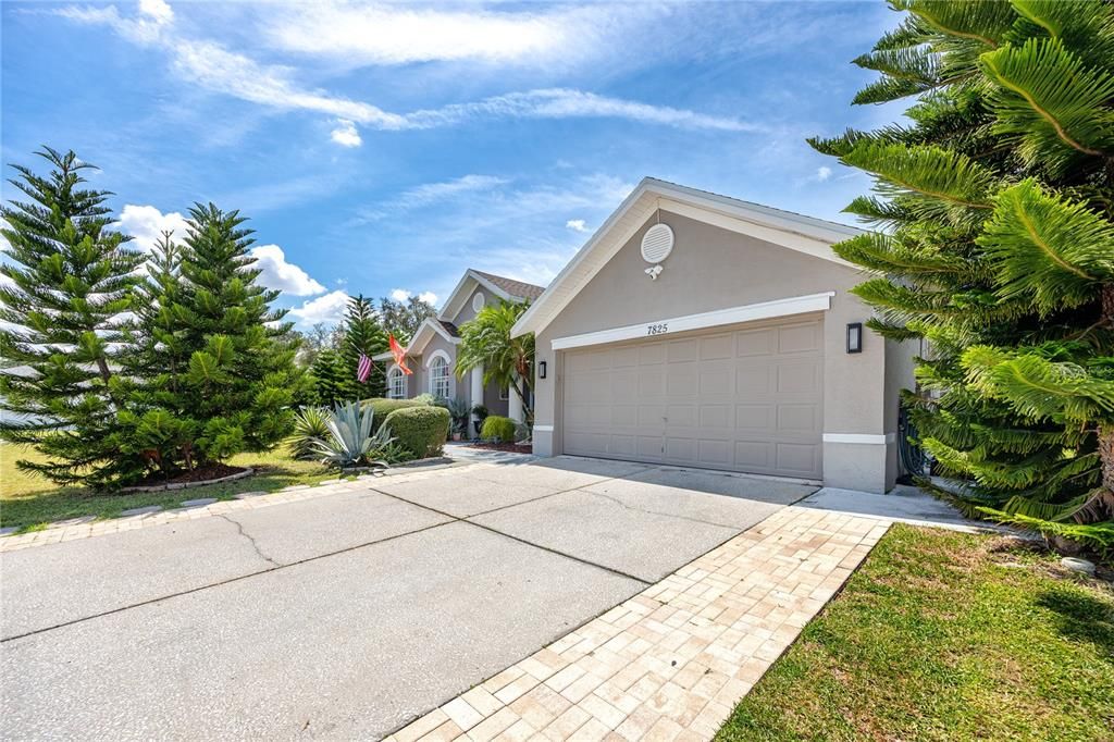 Под контрактом: $449,500 (4 спален, 2 ванн, 2040 Квадратных фут)