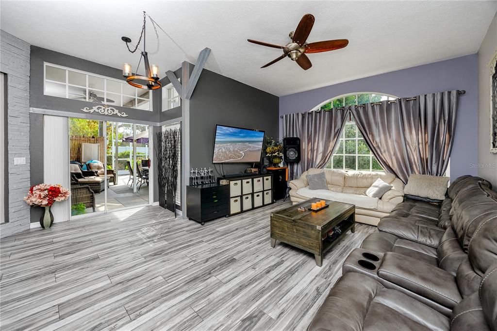 Под контрактом: $449,500 (4 спален, 2 ванн, 2040 Квадратных фут)