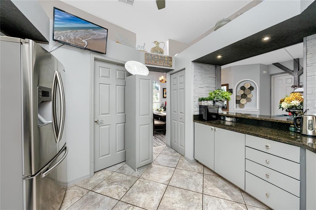 Под контрактом: $449,500 (4 спален, 2 ванн, 2040 Квадратных фут)