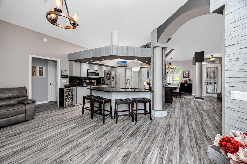 Под контрактом: $449,500 (4 спален, 2 ванн, 2040 Квадратных фут)