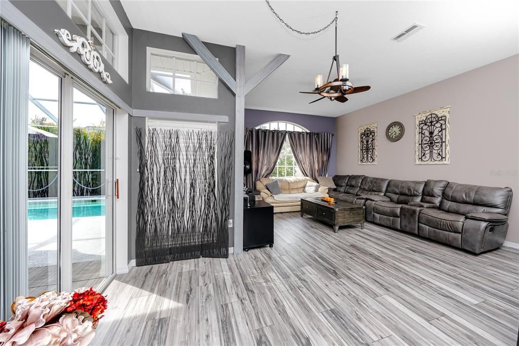 Под контрактом: $449,500 (4 спален, 2 ванн, 2040 Квадратных фут)