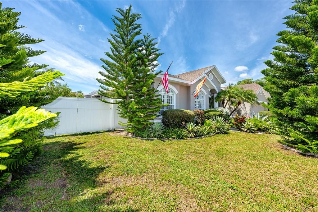 Под контрактом: $449,500 (4 спален, 2 ванн, 2040 Квадратных фут)