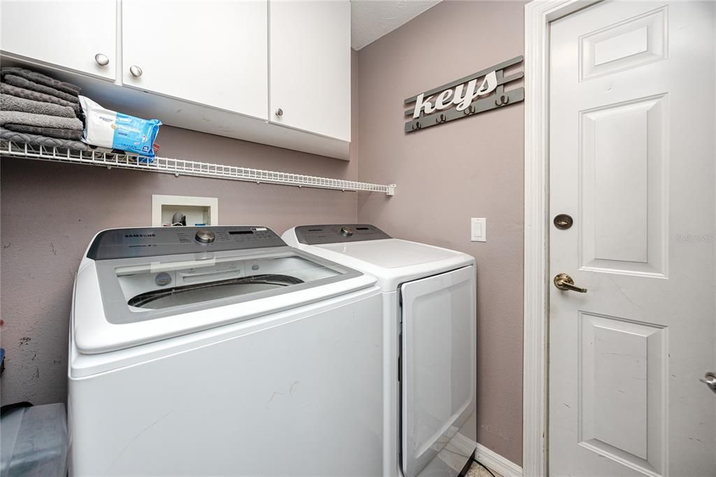 Под контрактом: $449,500 (4 спален, 2 ванн, 2040 Квадратных фут)