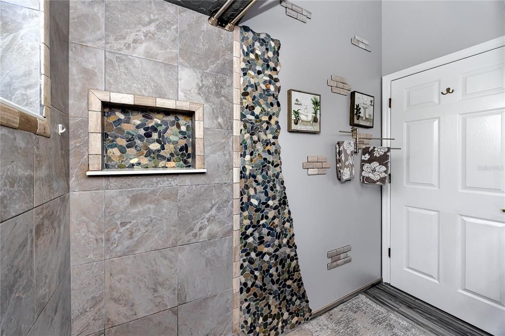 Под контрактом: $449,500 (4 спален, 2 ванн, 2040 Квадратных фут)