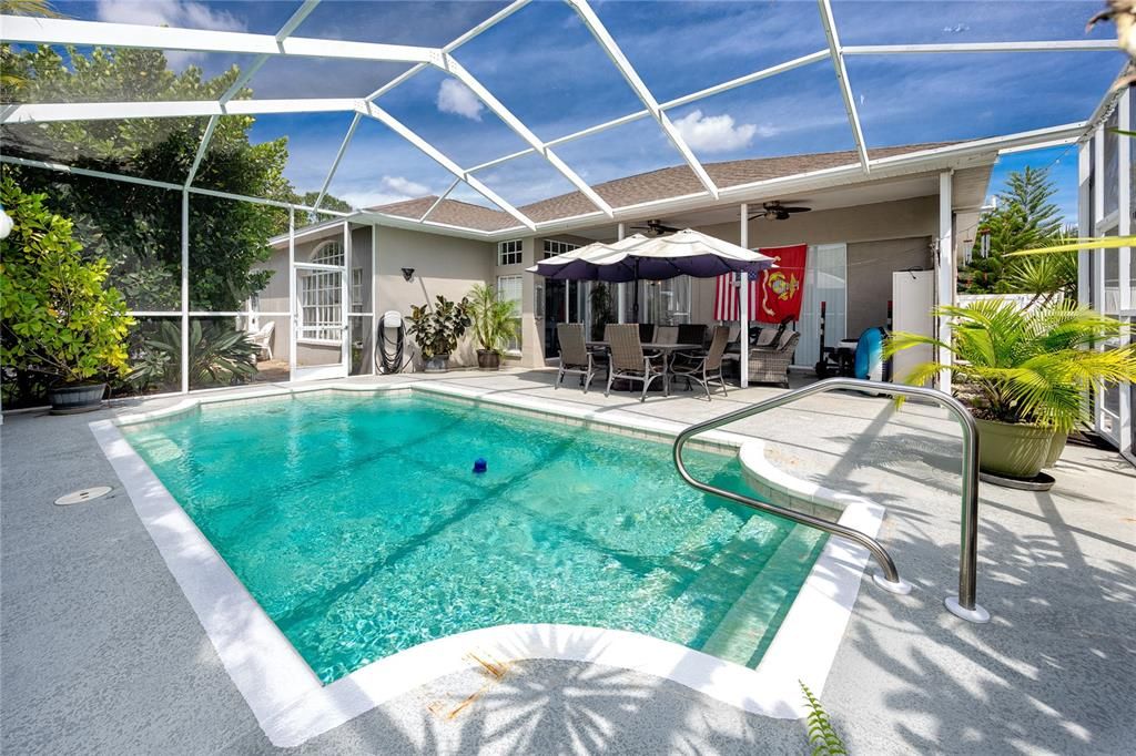 Под контрактом: $449,500 (4 спален, 2 ванн, 2040 Квадратных фут)