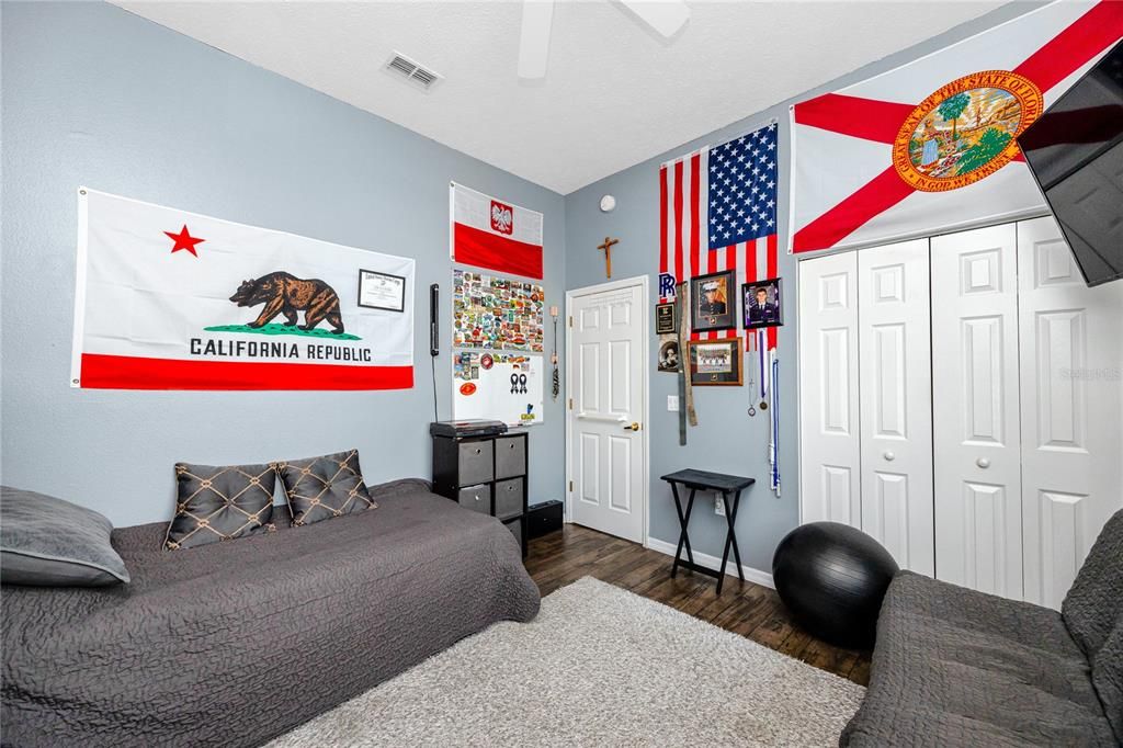 Под контрактом: $449,500 (4 спален, 2 ванн, 2040 Квадратных фут)