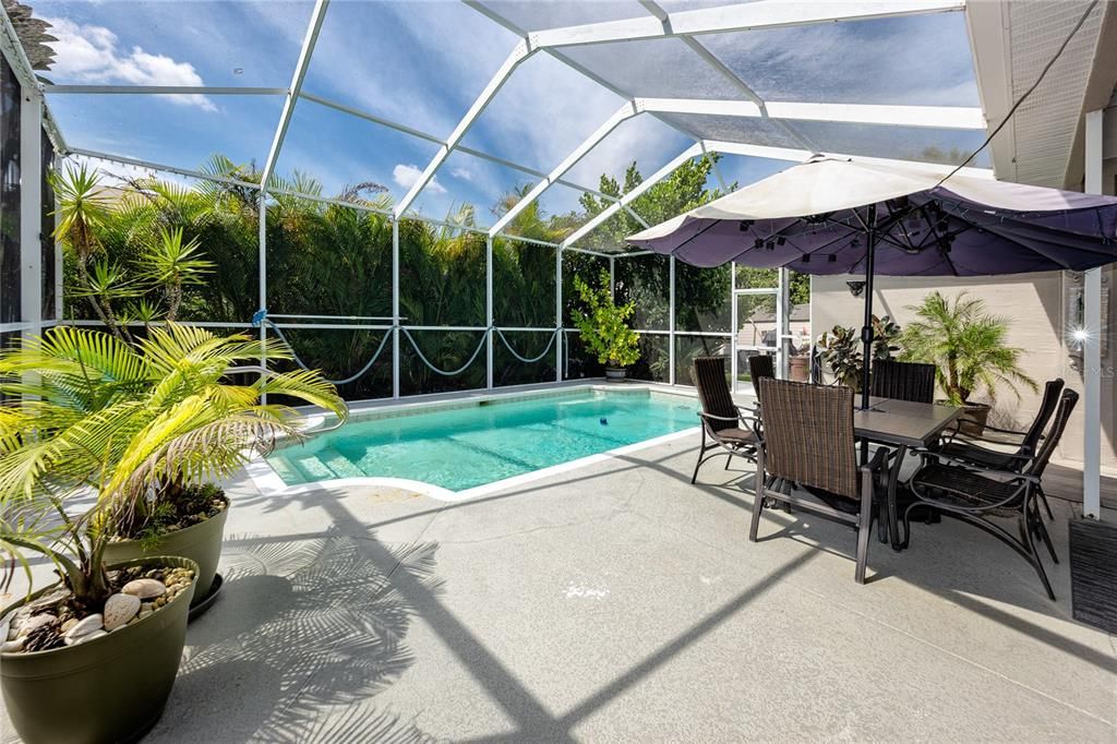 Под контрактом: $449,500 (4 спален, 2 ванн, 2040 Квадратных фут)