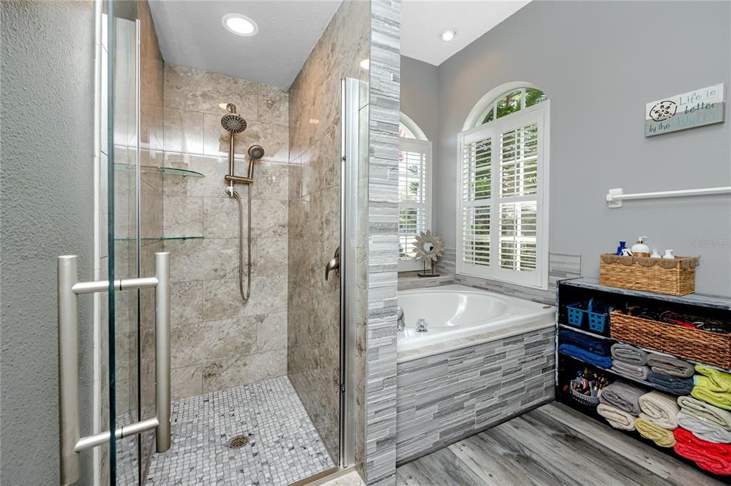 Под контрактом: $449,500 (4 спален, 2 ванн, 2040 Квадратных фут)