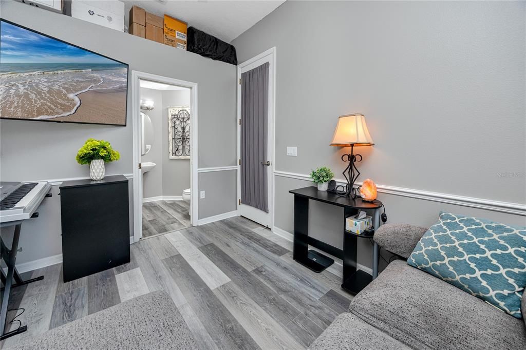 Под контрактом: $449,500 (4 спален, 2 ванн, 2040 Квадратных фут)