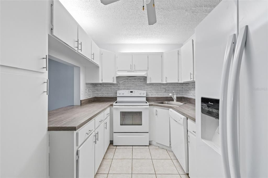 待售: $170,000 (2 贝兹, 2 浴室, 1041 平方英尺)