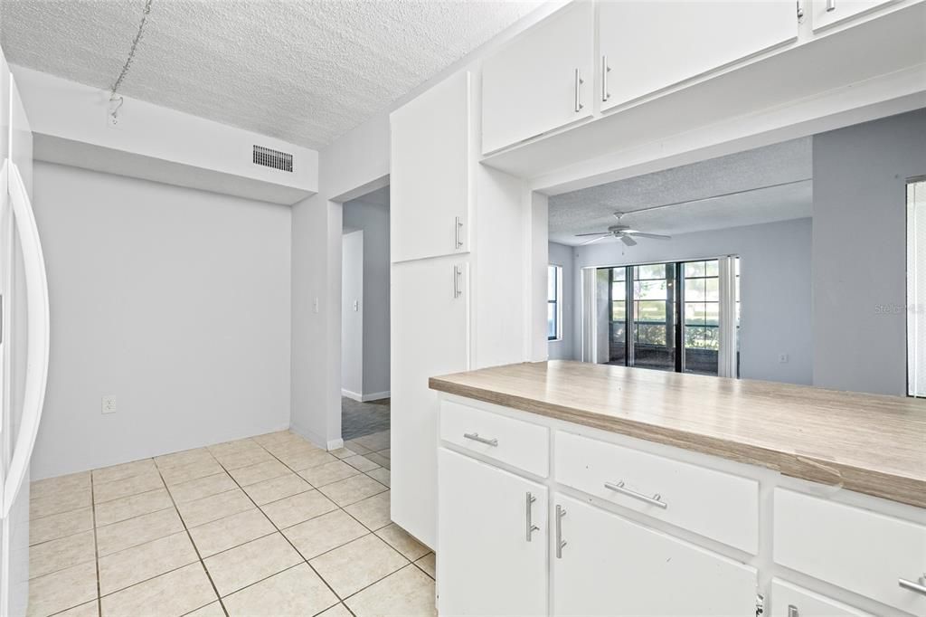 待售: $170,000 (2 贝兹, 2 浴室, 1041 平方英尺)