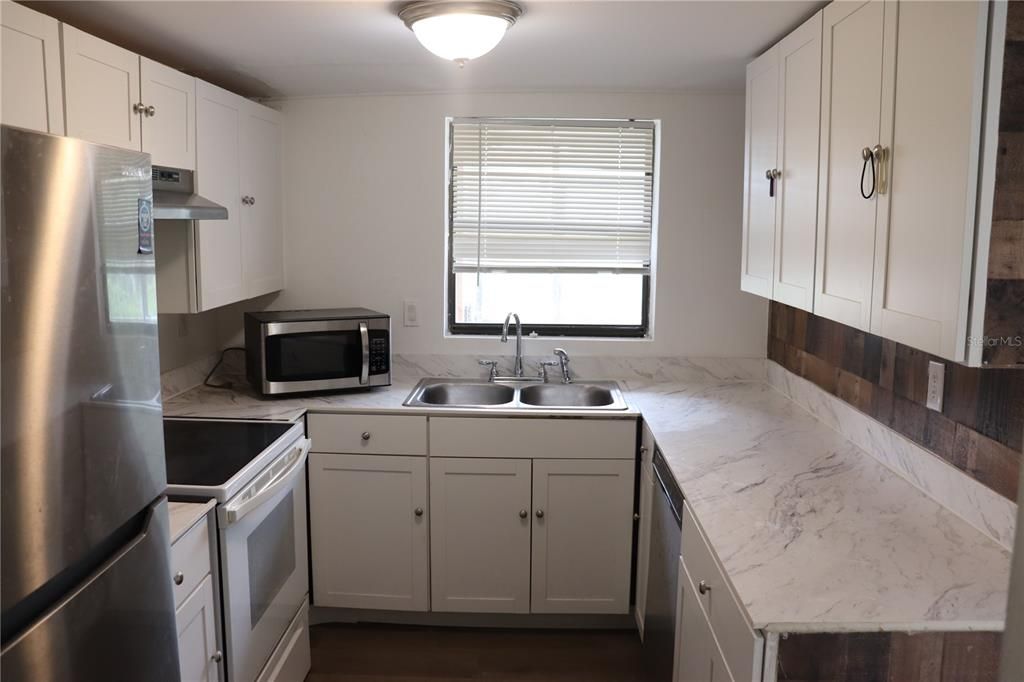 Под контрактом: $1,300 (2 спален, 2 ванн, 1116 Квадратных фут)