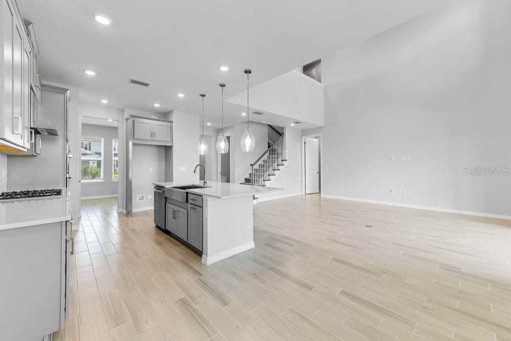 Active With Contract: $612,991 (4 beds, 3 baths, 2600 Square Feet)