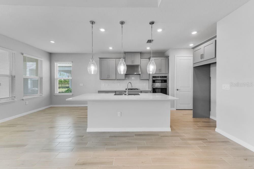 Active With Contract: $612,991 (4 beds, 3 baths, 2600 Square Feet)