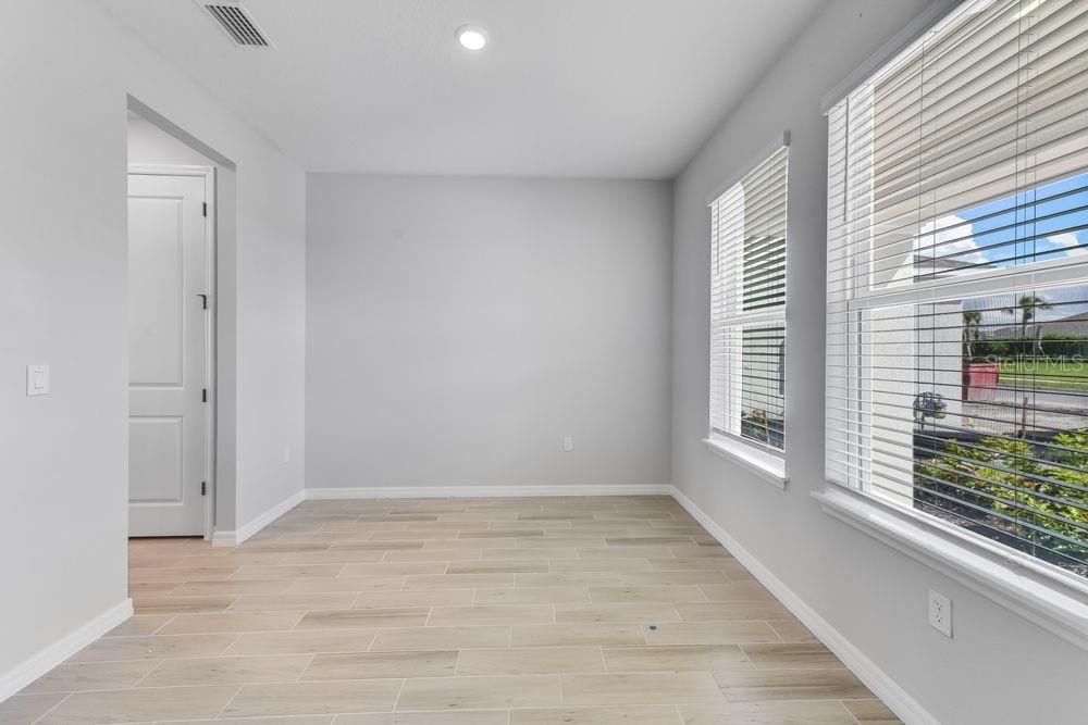 Active With Contract: $612,991 (4 beds, 3 baths, 2600 Square Feet)