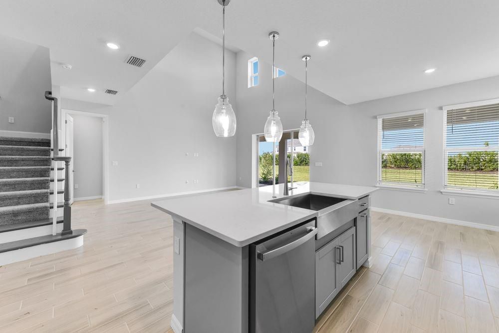 Active With Contract: $612,991 (4 beds, 3 baths, 2600 Square Feet)