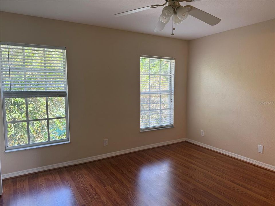 For Sale: $160,000 (2 beds, 1 baths, 958 Square Feet)