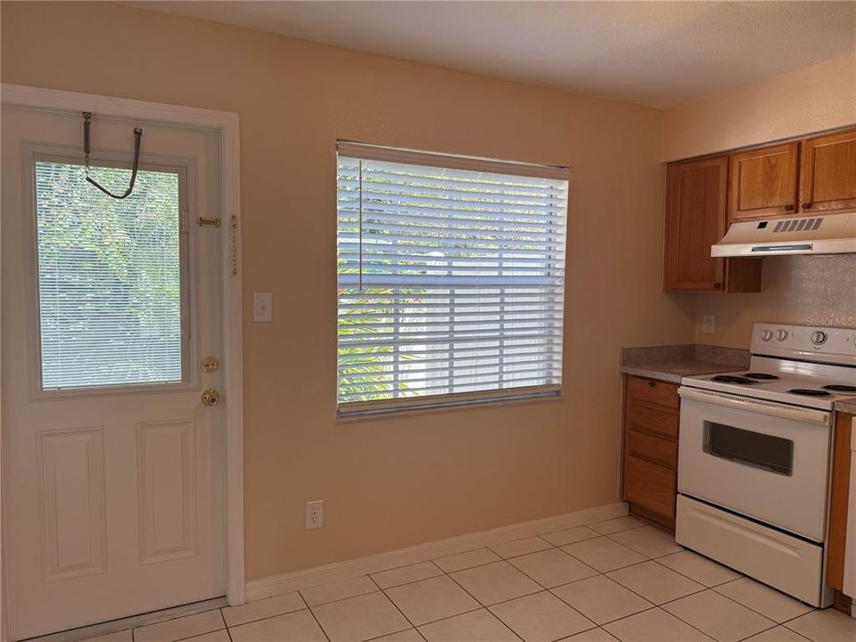 For Sale: $160,000 (2 beds, 1 baths, 958 Square Feet)