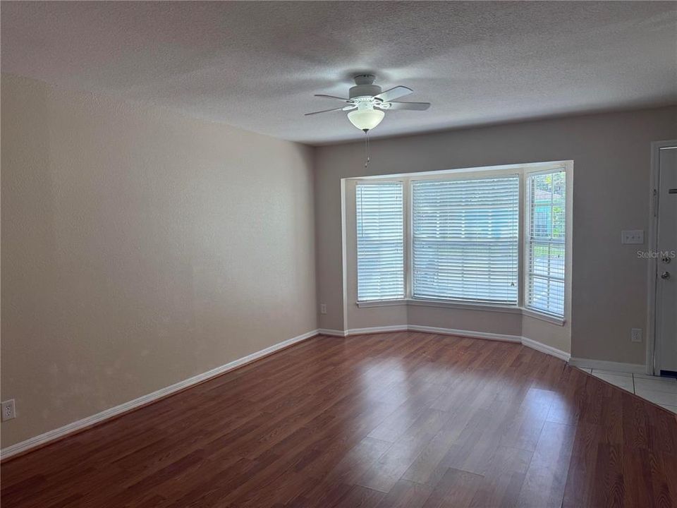 For Sale: $160,000 (2 beds, 1 baths, 958 Square Feet)