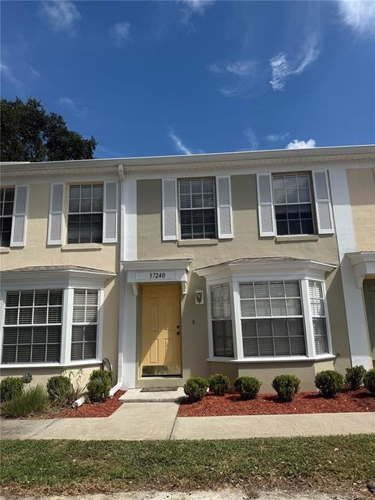 For Sale: $160,000 (2 beds, 1 baths, 958 Square Feet)