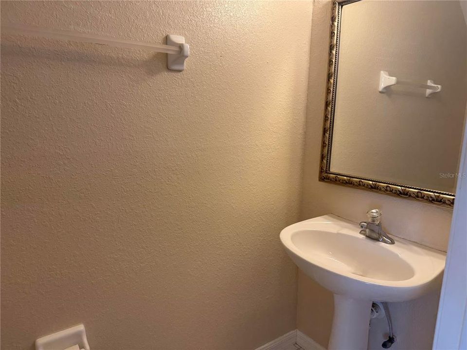 For Sale: $160,000 (2 beds, 1 baths, 958 Square Feet)