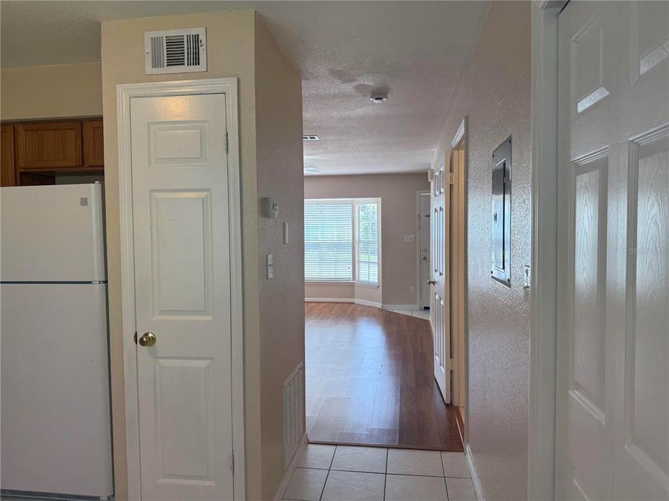 For Sale: $160,000 (2 beds, 1 baths, 958 Square Feet)