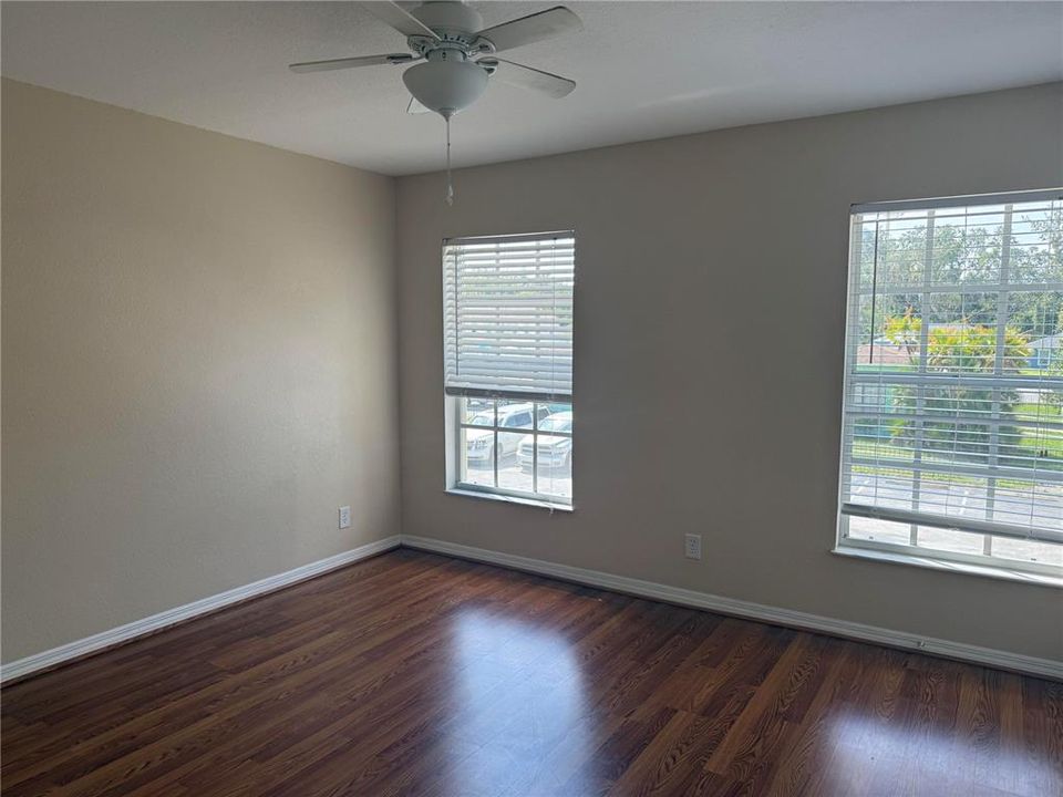 For Sale: $160,000 (2 beds, 1 baths, 958 Square Feet)