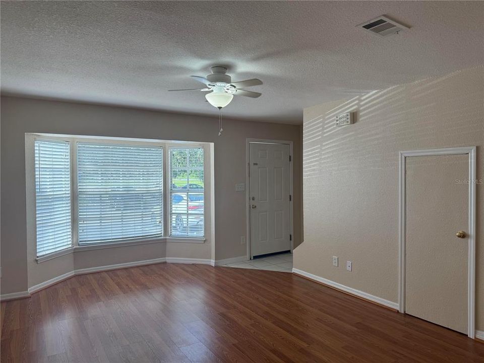 For Sale: $160,000 (2 beds, 1 baths, 958 Square Feet)