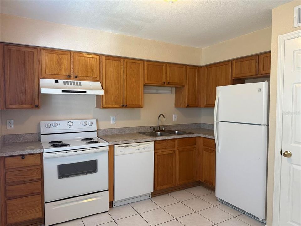 For Sale: $160,000 (2 beds, 1 baths, 958 Square Feet)
