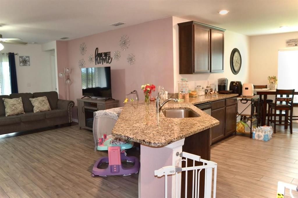 На продажу: $275,000 (3 спален, 2 ванн, 1563 Квадратных фут)