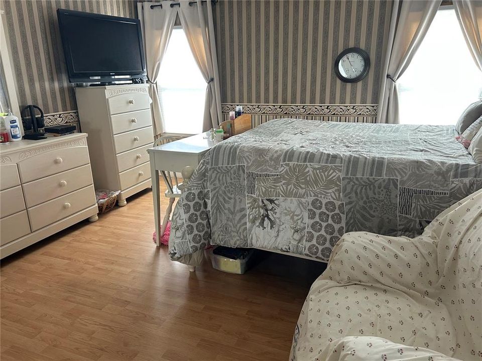 合同活跃: $199,999 (3 贝兹, 2 浴室, 1560 平方英尺)