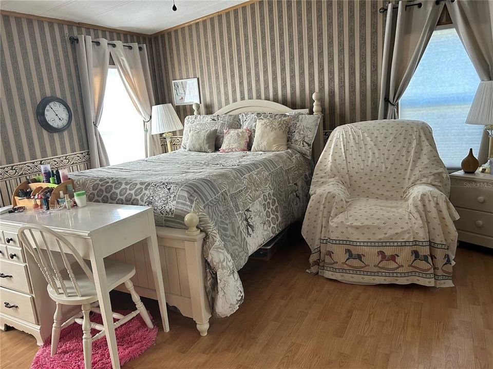 合同活跃: $199,999 (3 贝兹, 2 浴室, 1560 平方英尺)