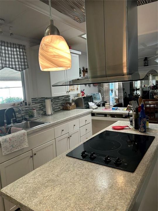 合同活跃: $199,999 (3 贝兹, 2 浴室, 1560 平方英尺)