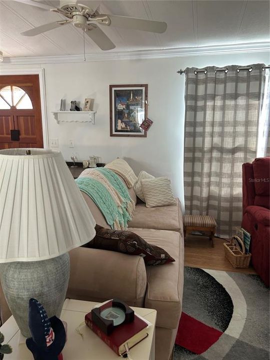 合同活跃: $199,999 (3 贝兹, 2 浴室, 1560 平方英尺)