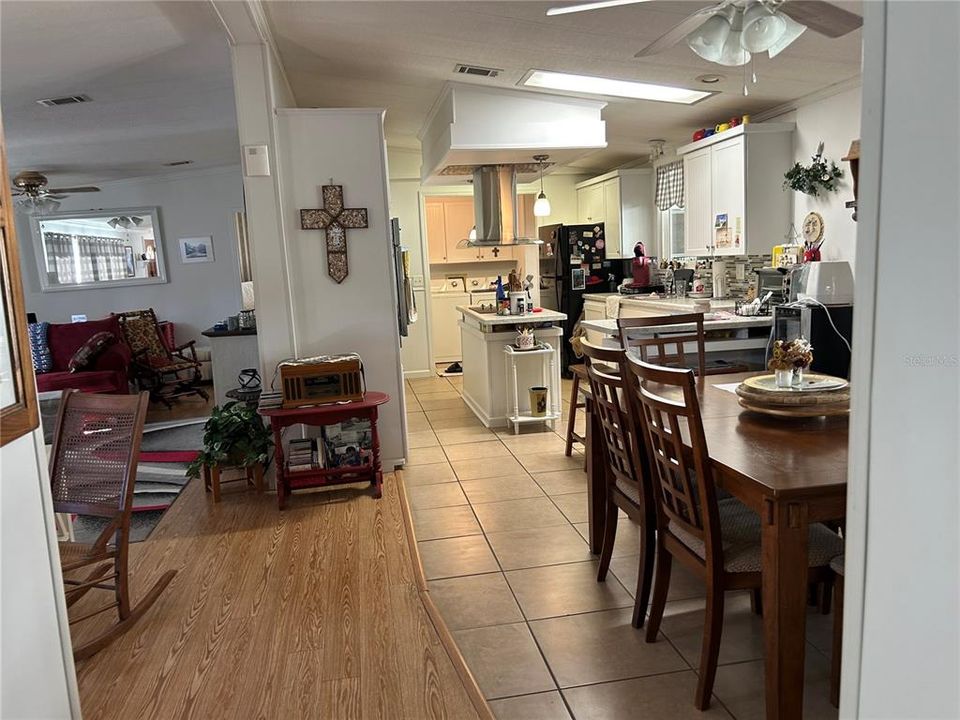 合同活跃: $199,999 (3 贝兹, 2 浴室, 1560 平方英尺)