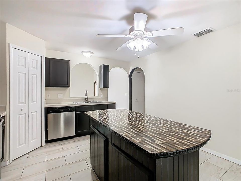 待售: $310,000 (4 贝兹, 3 浴室, 2101 平方英尺)