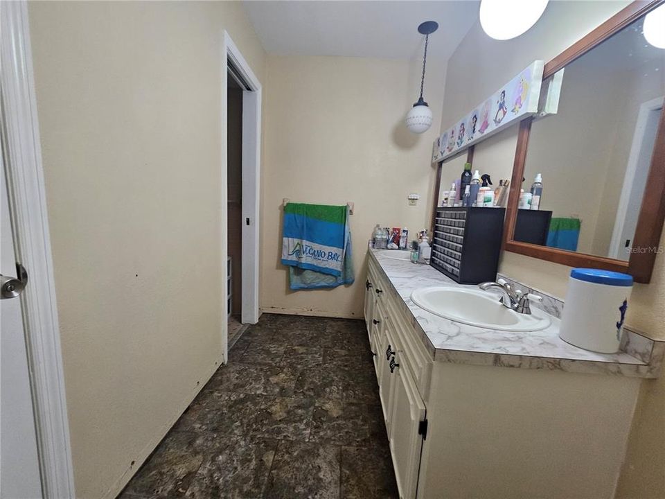 Activo con contrato: $295,000 (2 camas, 2 baños, 1624 Pies cuadrados)