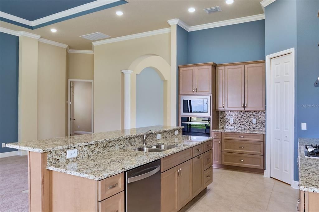 待售: $699,998 (3 贝兹, 2 浴室, 2281 平方英尺)