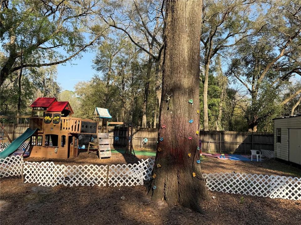 合同活跃: $382,000 (3 贝兹, 2 浴室, 1912 平方英尺)