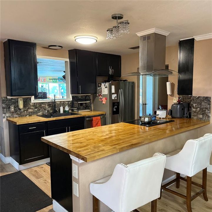 合同活跃: $382,000 (3 贝兹, 2 浴室, 1912 平方英尺)