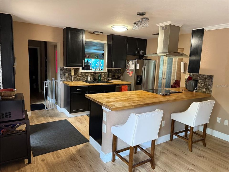 合同活跃: $382,000 (3 贝兹, 2 浴室, 1912 平方英尺)