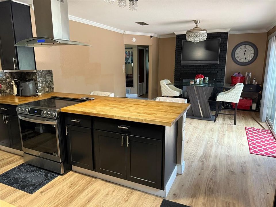 合同活跃: $382,000 (3 贝兹, 2 浴室, 1912 平方英尺)