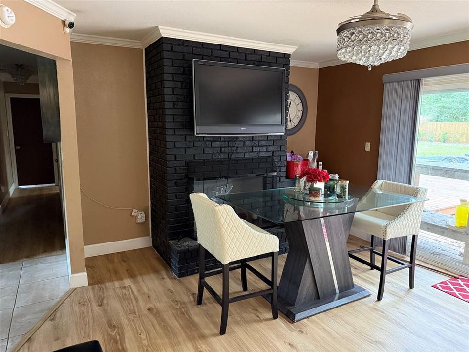 合同活跃: $382,000 (3 贝兹, 2 浴室, 1912 平方英尺)